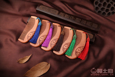 【伟健工艺厂家直销小号双面雕刻祥云桃木梳五色流苏楠木老桃木包包木梳子】磐安县伟健工艺品厂 - 产品库