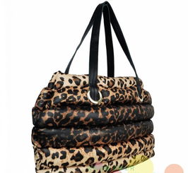 2011冬款潮流升级 豹纹太空包、羽绒包与风衣包，真皮肩带彰显奢华